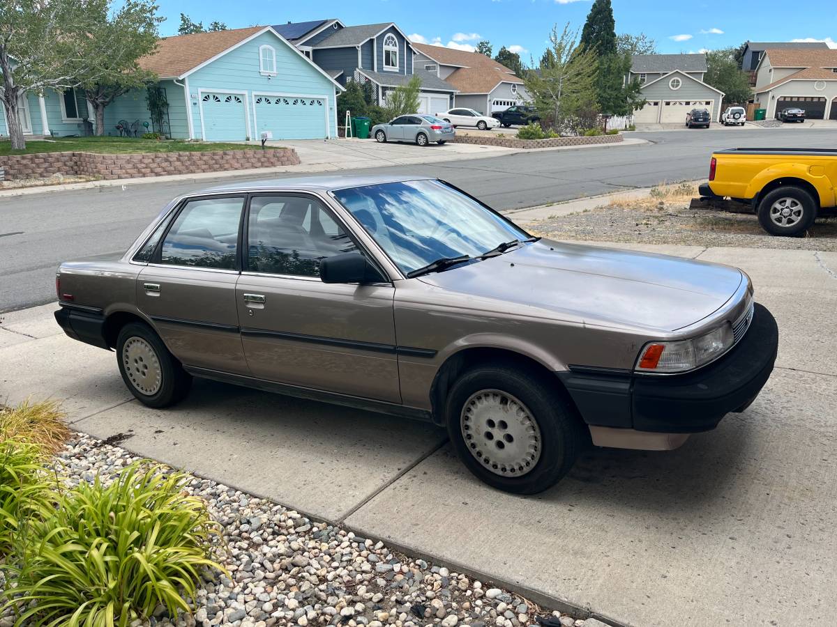 Toyota-camry-1988-brown
