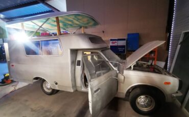 Toyota-chinook-1977-silver-1