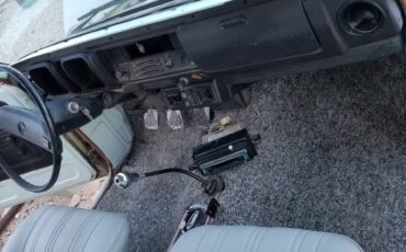 Toyota-chinook-1977-silver-10