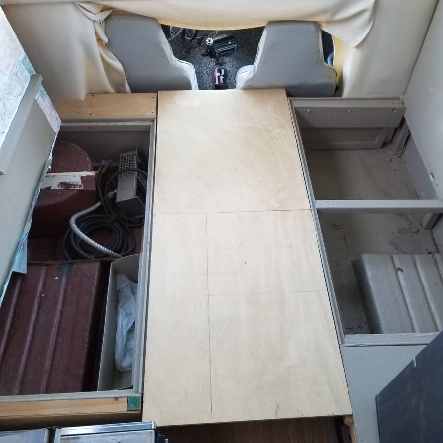 Toyota-chinook-1977-silver-3