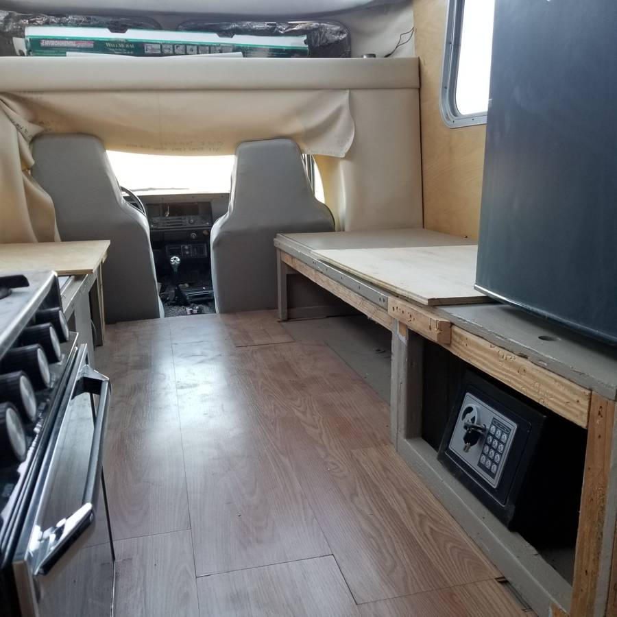 Toyota-chinook-1977-silver-8