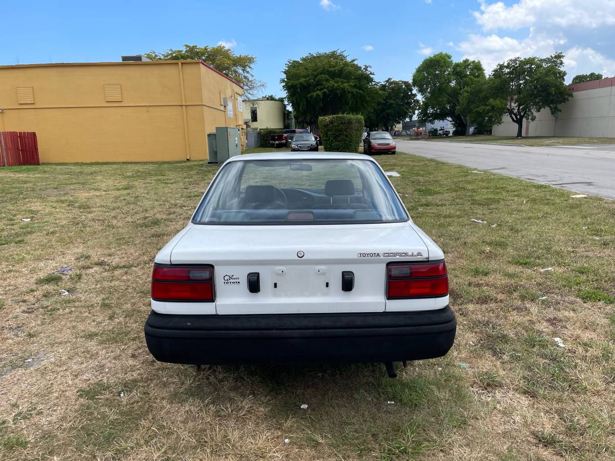 Toyota-corolla-1992-white-10