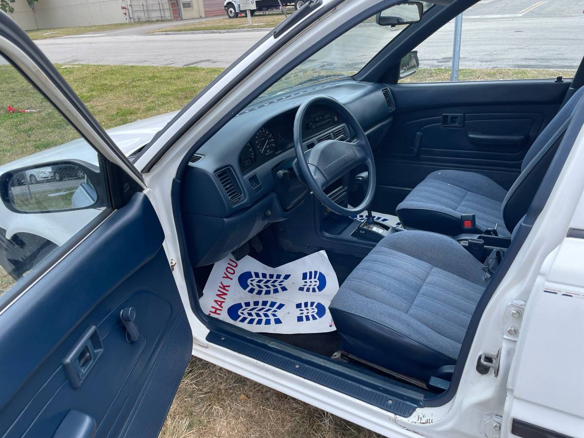 Toyota-corolla-1992-white-11