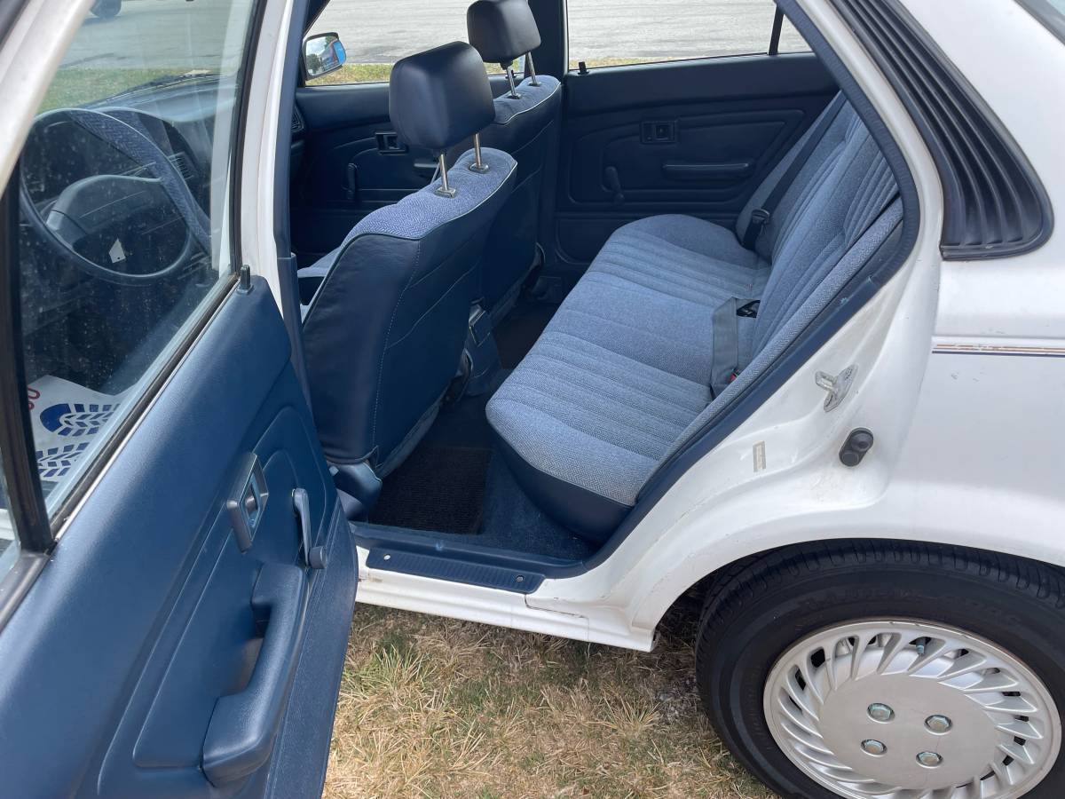 Toyota-corolla-1992-white-3