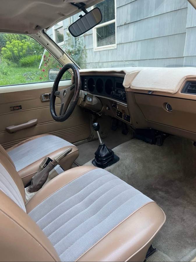 Toyota-corona-1977-white-9