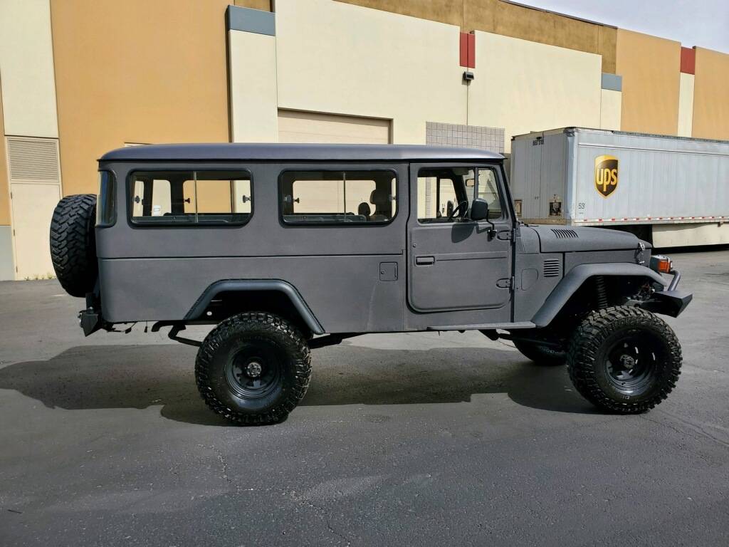 Toyota-fj45-1984-grey-4