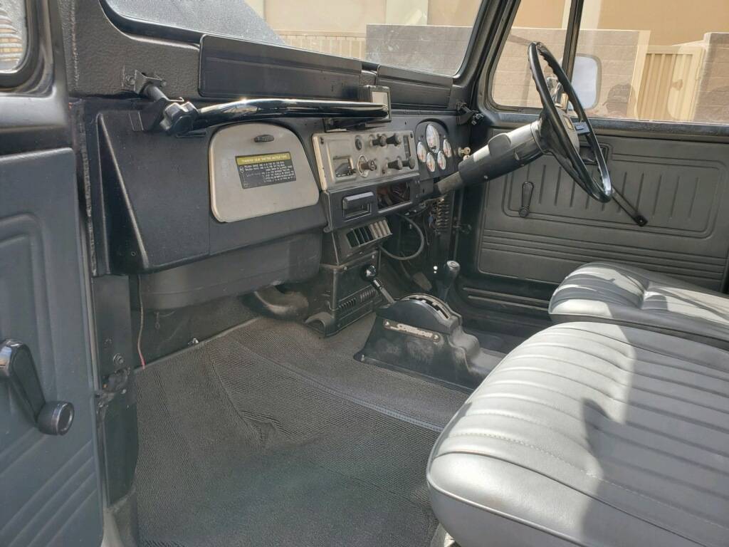 Toyota-fj45-1984-grey-8