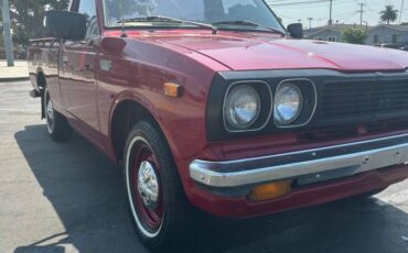 Toyota-hilux-truck-1972-red-4