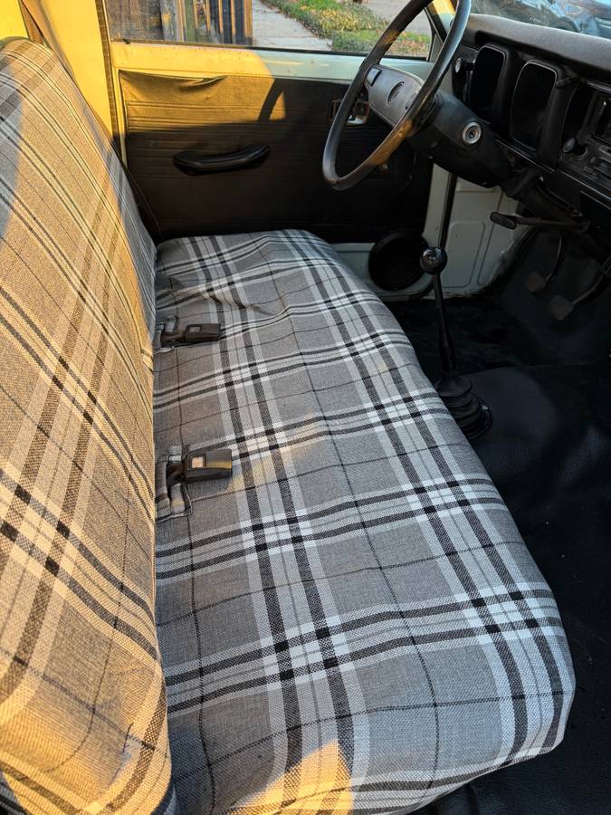 Toyota-hilux-truck-1977-white-10