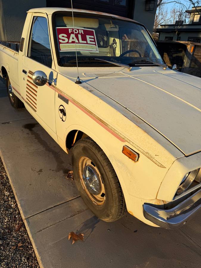 Toyota-hilux-truck-1977-white-2