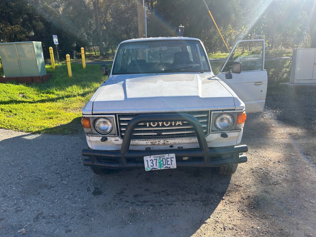 Toyota-land-cruiser-1985-white-1