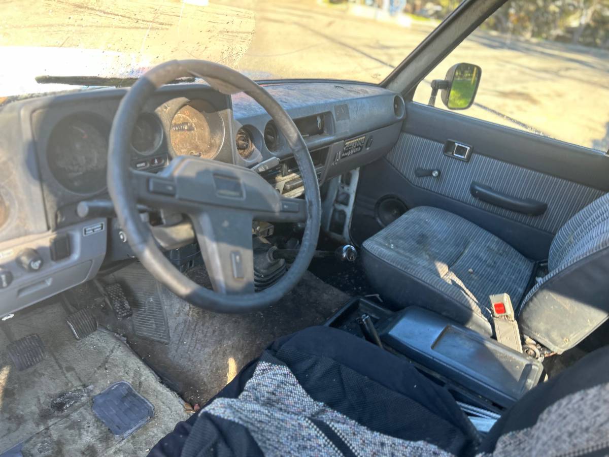 Toyota-land-cruiser-1985-white-13