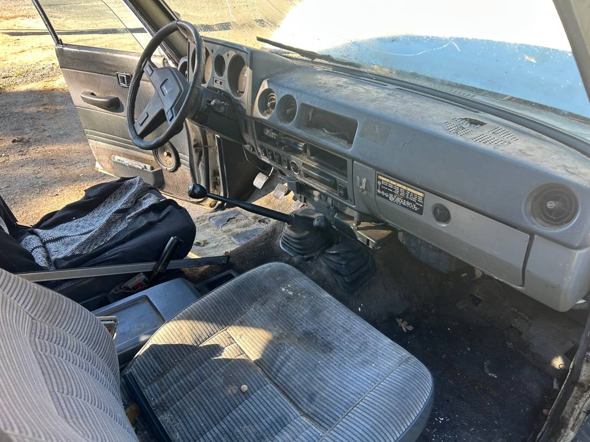 Toyota-land-cruiser-1985-white-17