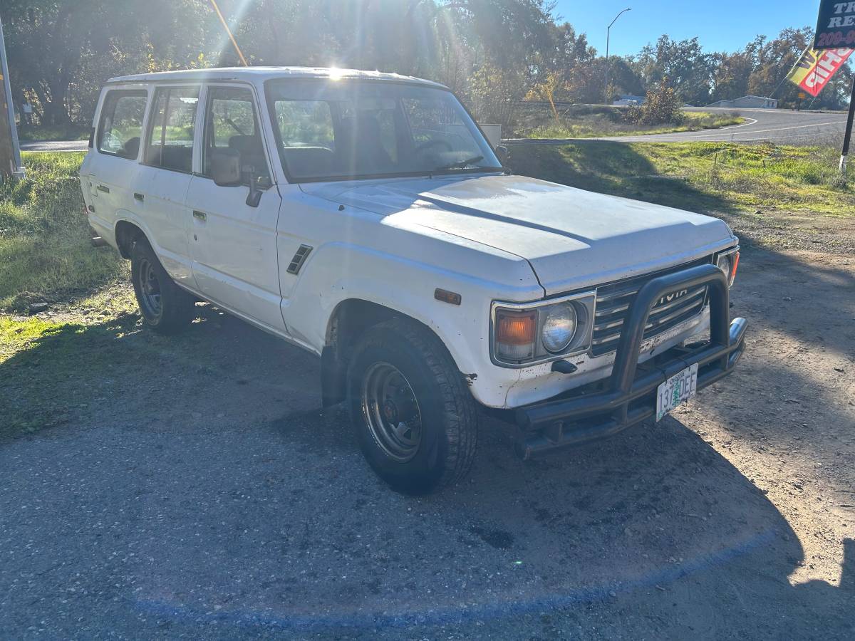 Toyota-land-cruiser-1985-white-2