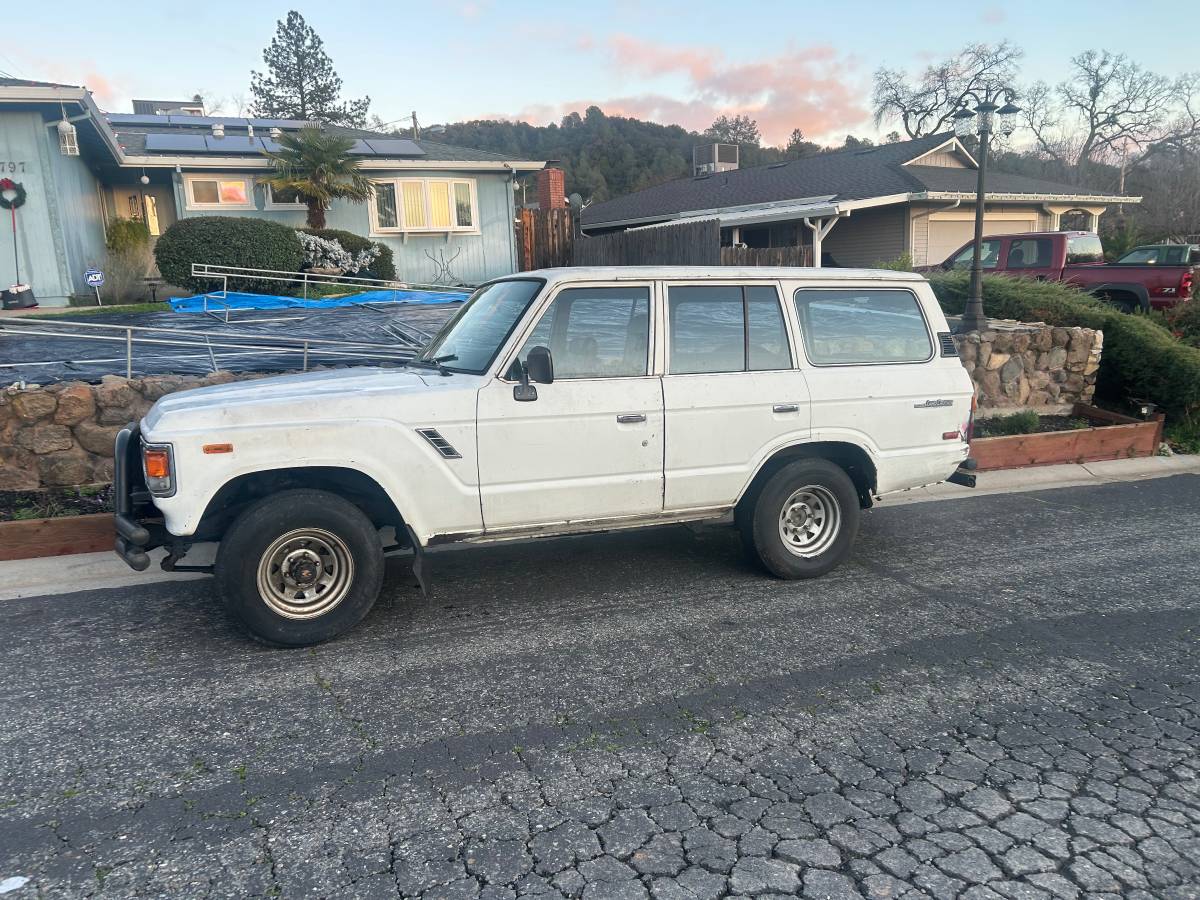 Toyota-land-cruiser-1985-white-8