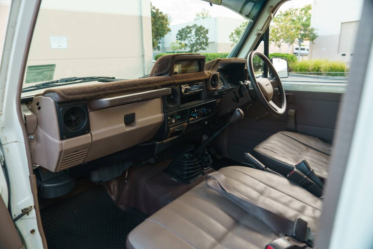 Toyota-land-cruiser-troop-carrier-troopy-hzj75-die-1994-white-7