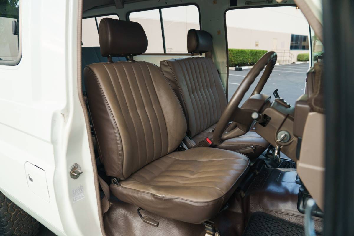 Toyota-land-cruiser-troop-carrier-troopy-hzj75-die-1994-white-9