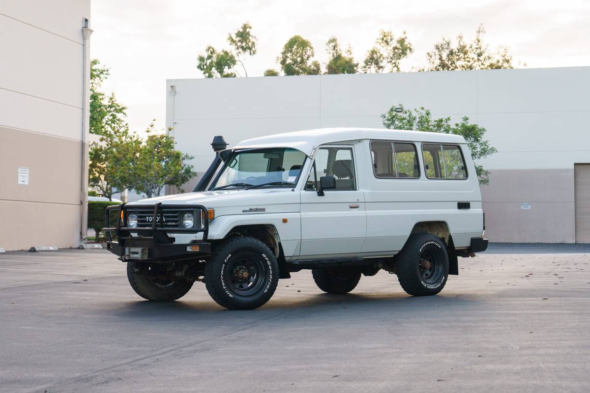 Toyota-land-cruiser-troop-carrier-troopy-hzj75-die-1994-white