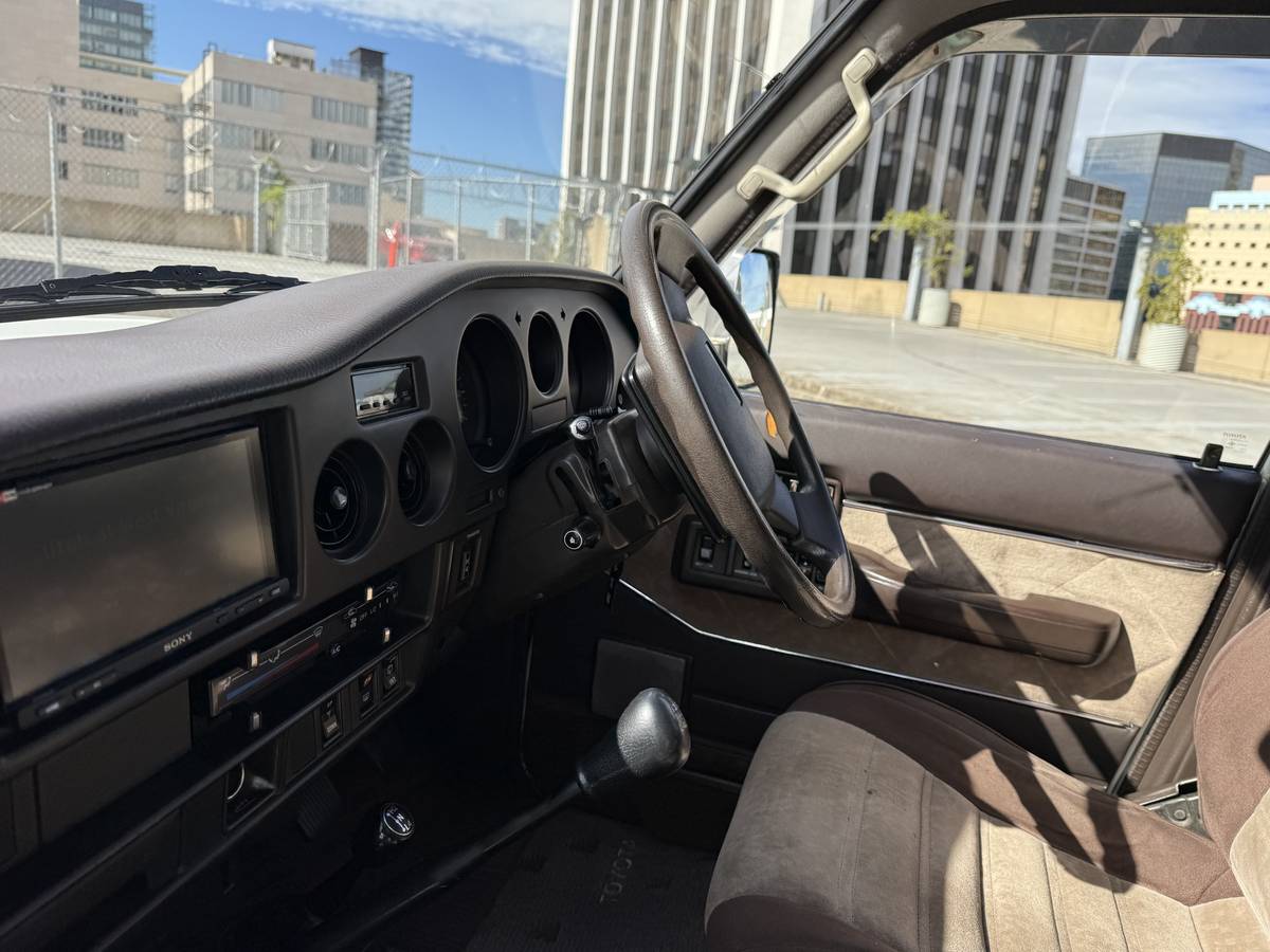 Toyota-landcruiser-diesel-1988-white-10