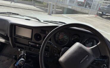Toyota-landcruiser-diesel-1988-white-25