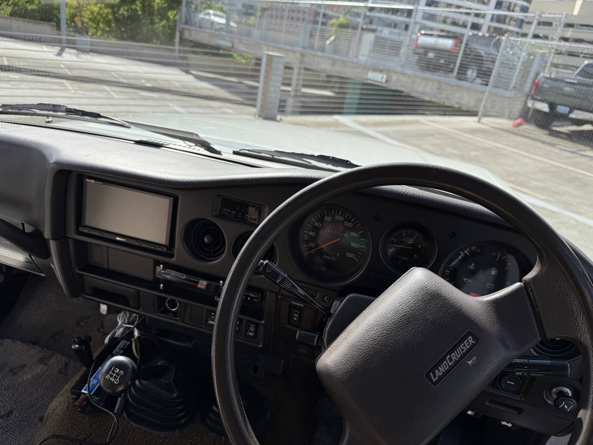 Toyota-landcruiser-diesel-1988-white-25