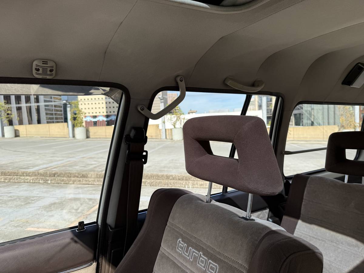 Toyota-landcruiser-diesel-1988-white-4