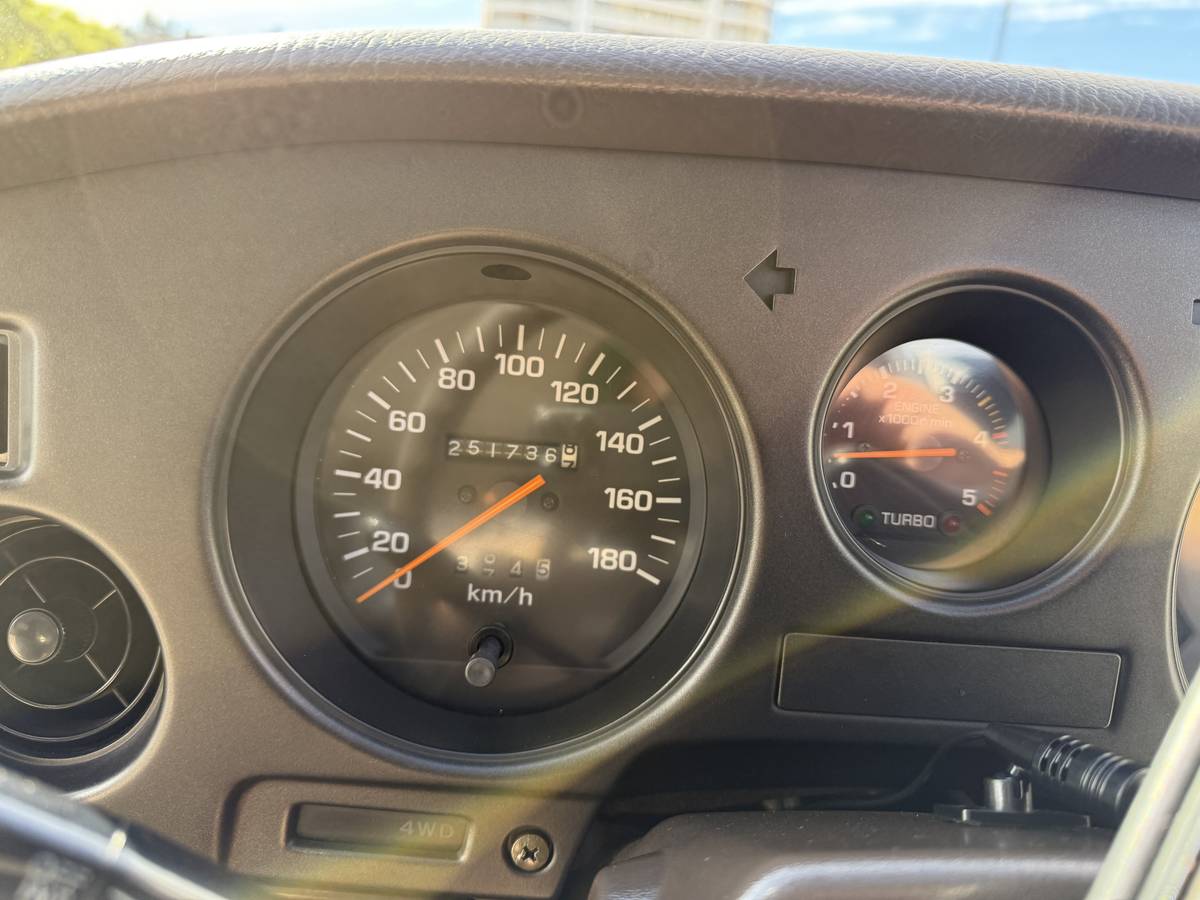 Toyota-landcruiser-diesel-1988-white-7