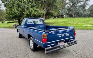 Toyota-pick-up-1984-blue-10