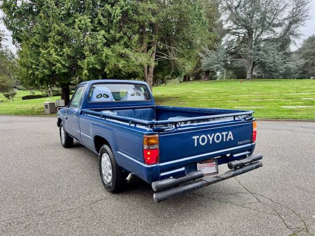 Toyota-pick-up-1984-blue-10
