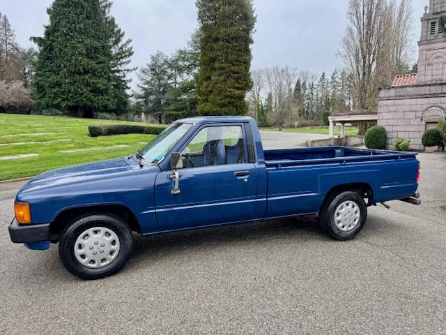 Toyota-pick-up-1984-blue-14