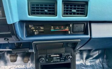 Toyota-pick-up-1984-blue-16