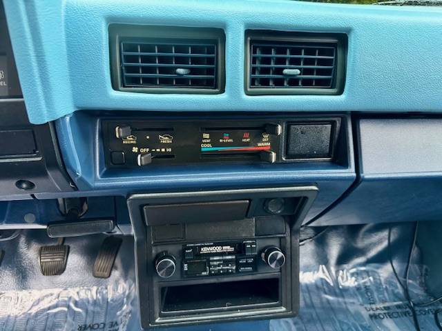 Toyota-pick-up-1984-blue-16