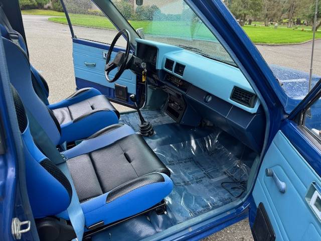Toyota-pick-up-1984-blue-4