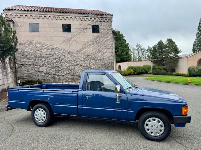 Toyota-pick-up-1984-blue-8