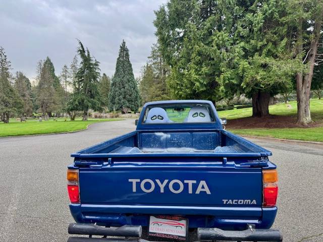 Toyota-pick-up-1984-blue-9