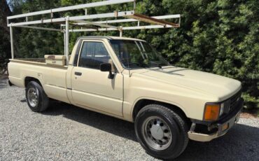 Toyota-pick-up-1985-yellow-1