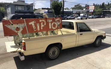 Toyota-pick-up-1986-yellow-1
