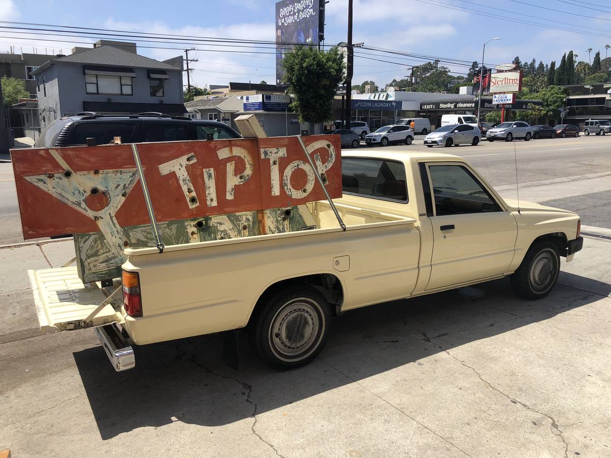 Toyota-pick-up-1986-yellow-1