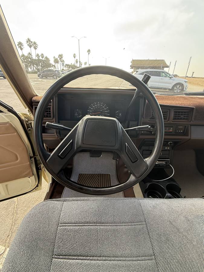 Toyota-pick-up-1986-yellow-10