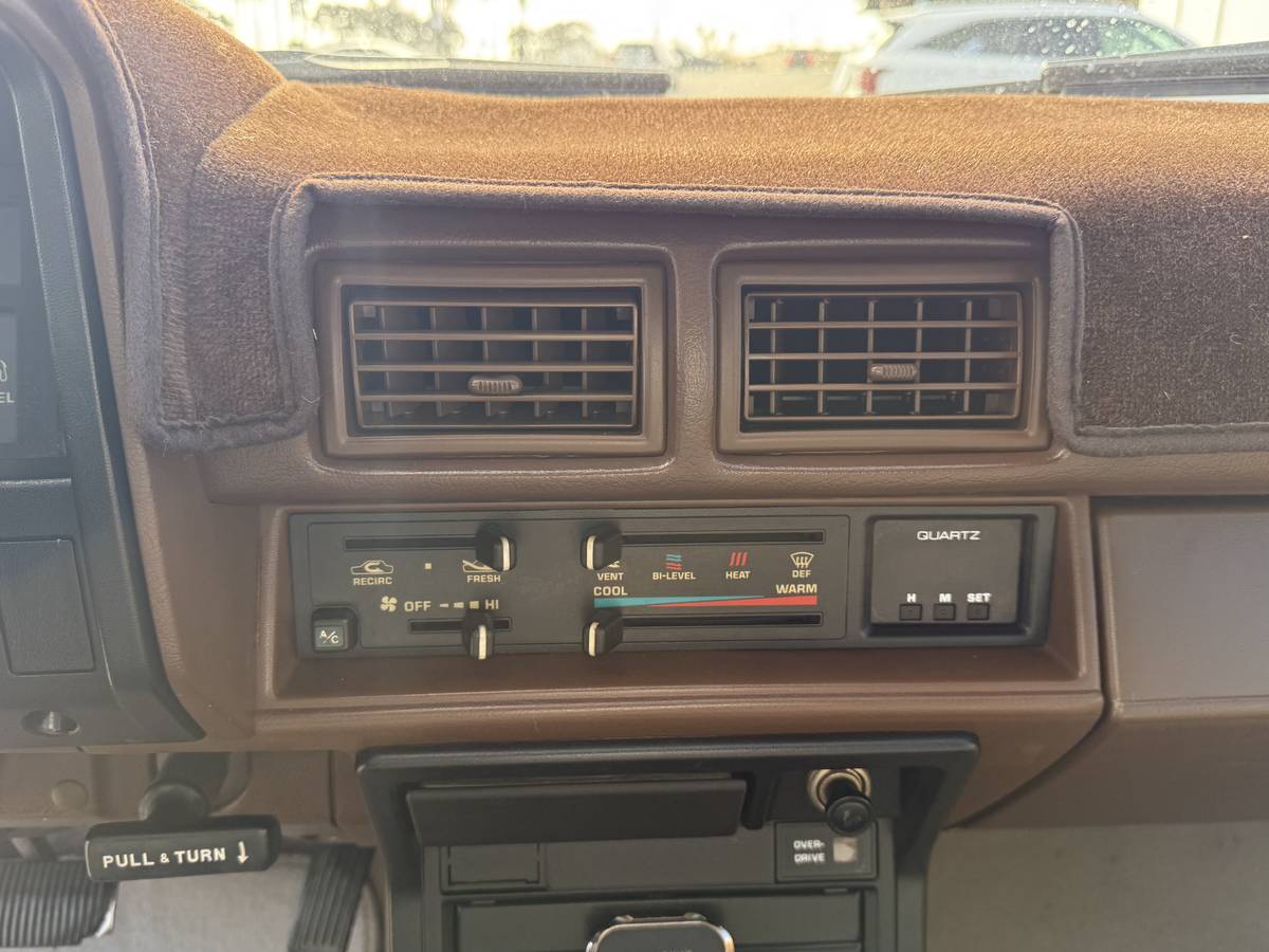 Toyota-pick-up-1986-yellow-11