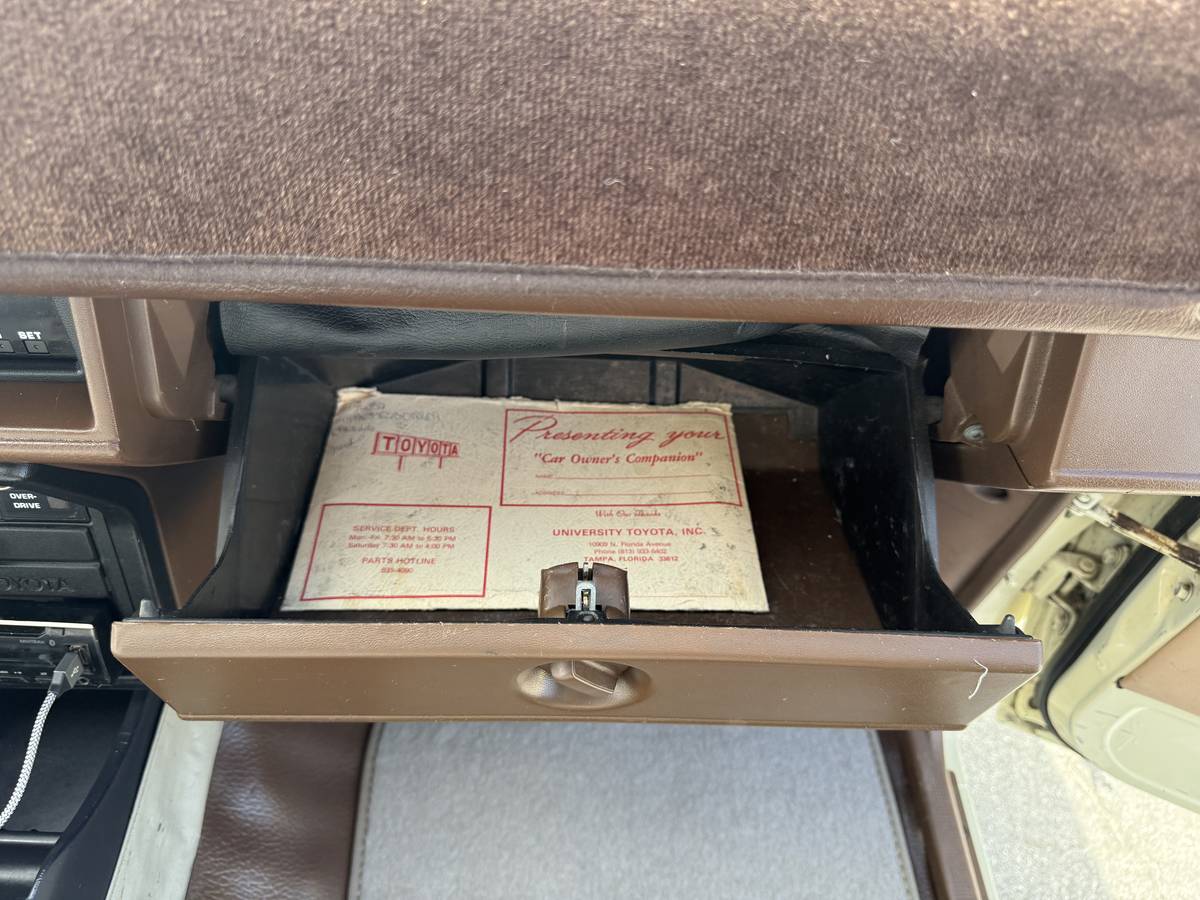 Toyota-pick-up-1986-yellow-12