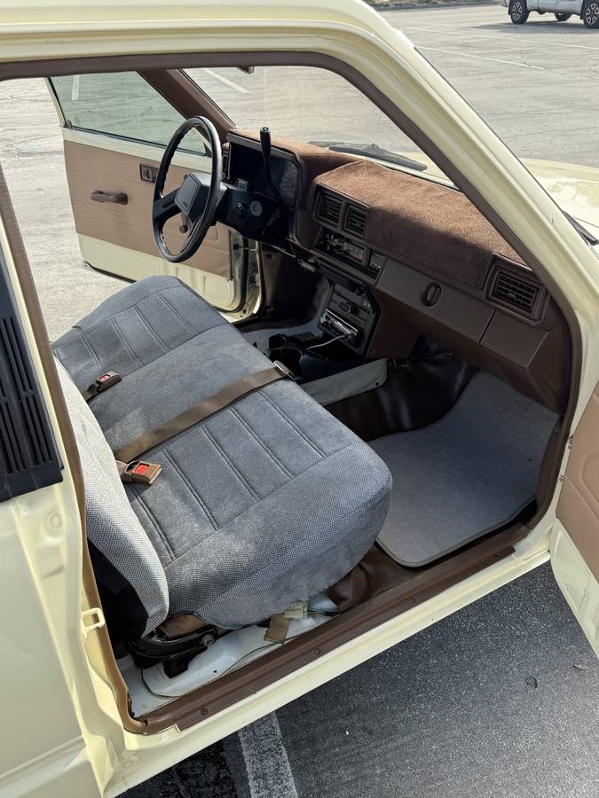 Toyota-pick-up-1986-yellow-13