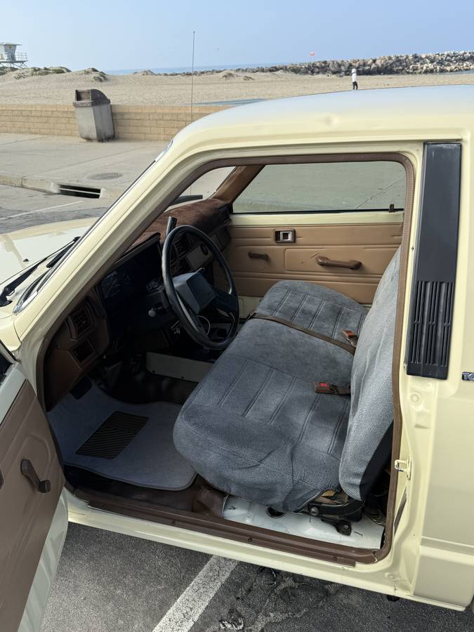 Toyota-pick-up-1986-yellow-14