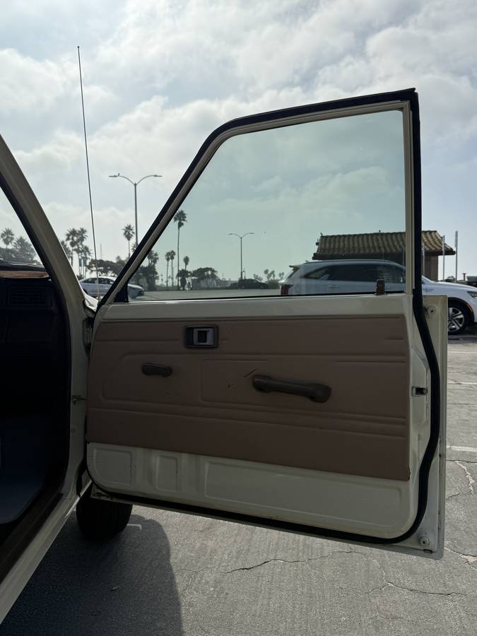 Toyota-pick-up-1986-yellow-16