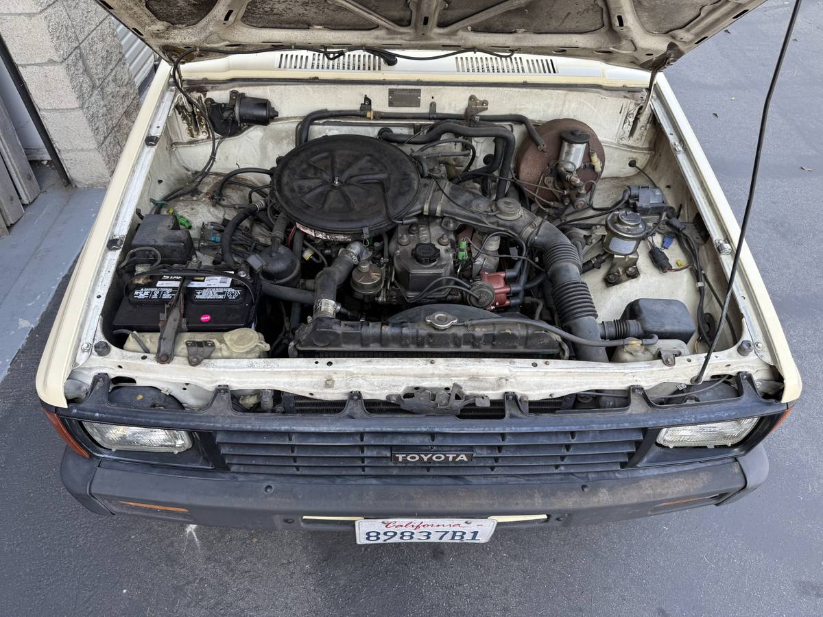 Toyota-pick-up-1986-yellow-19