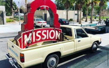 Toyota-pick-up-1986-yellow-2