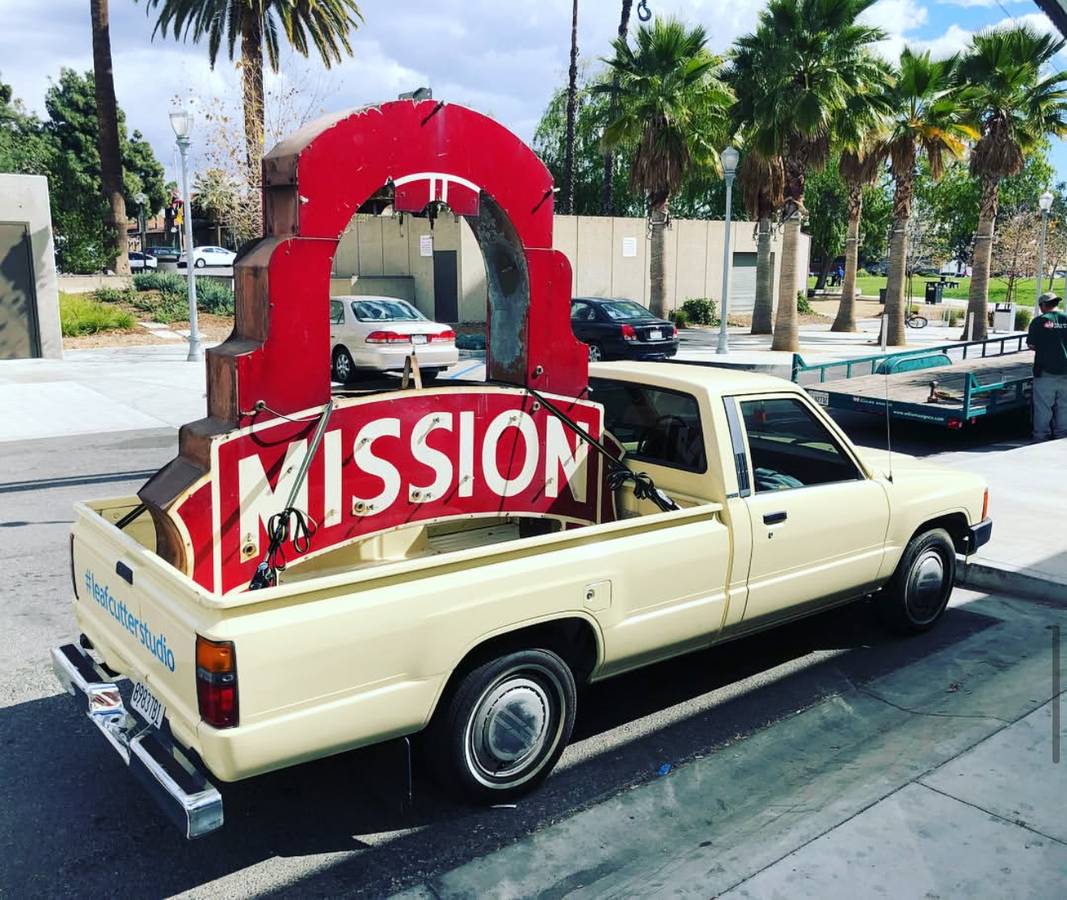 Toyota-pick-up-1986-yellow-2