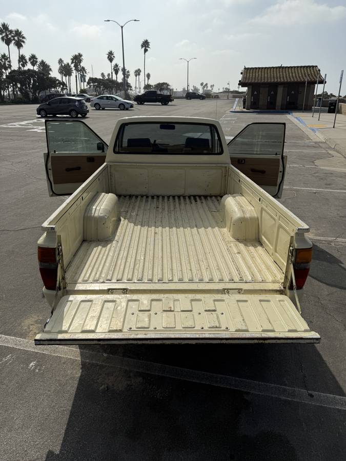 Toyota-pick-up-1986-yellow-21