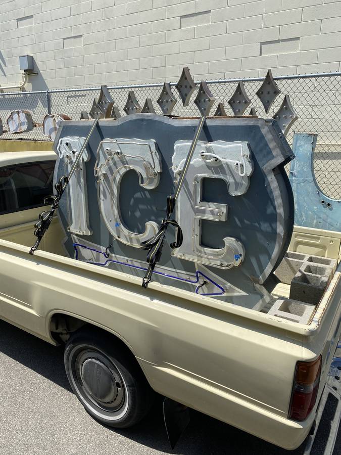 Toyota-pick-up-1986-yellow-3