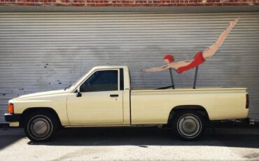 Toyota-pick-up-1986-yellow